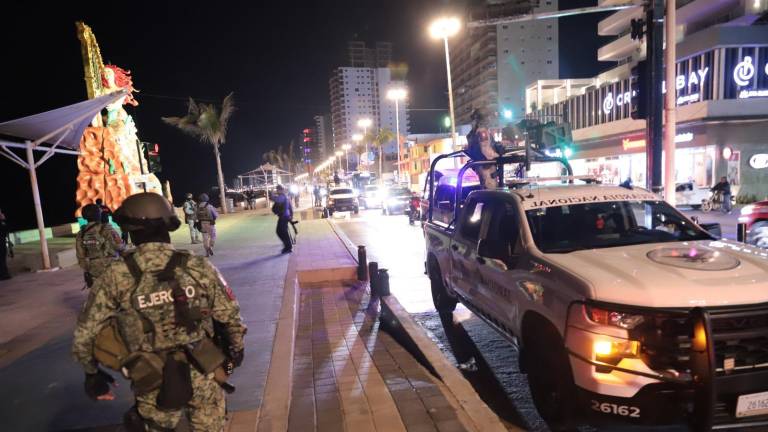 Patrullas de la Guardia Nacional, Ejército, la Policía Municipal y otras corporaciones recorrieron la zona del malecón de Mazatlán durante la noche del viernes.