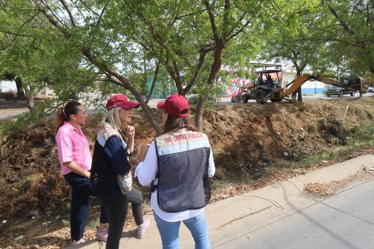 Alcaldesa de Mazatlán supervisa limpieza de canal en la Colonia Rincón de Urías