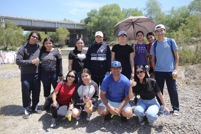 Ayudan a limpiar el río Presidio en Mazatlán