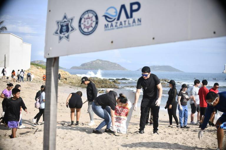 Recogen basura en Playa Pinitos, pero le urge ‘limpieza’ de vendedores