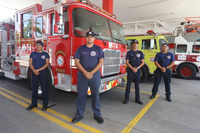 Arlette, Juan Antonio, Fernando y Brayan comparten historias de valor y entrega como bomberos de Mazatlán