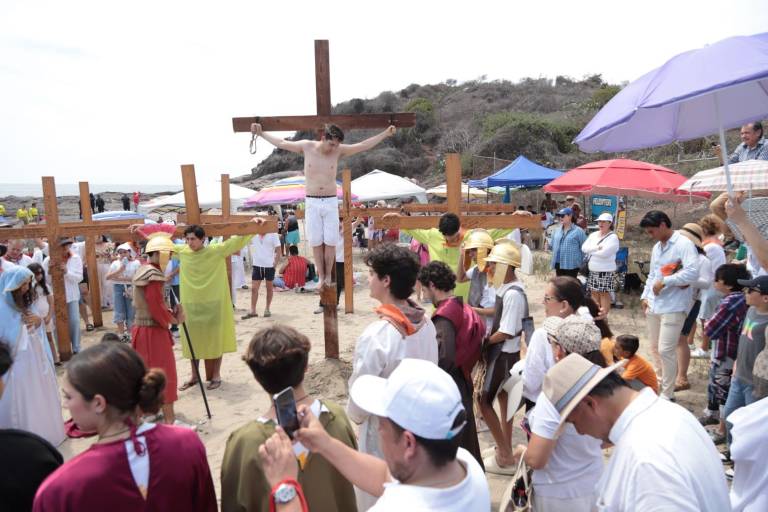 ‘Padre te pido piedad por Sinaloa’, proclaman en Viacrucis por la playa de Mazatlán