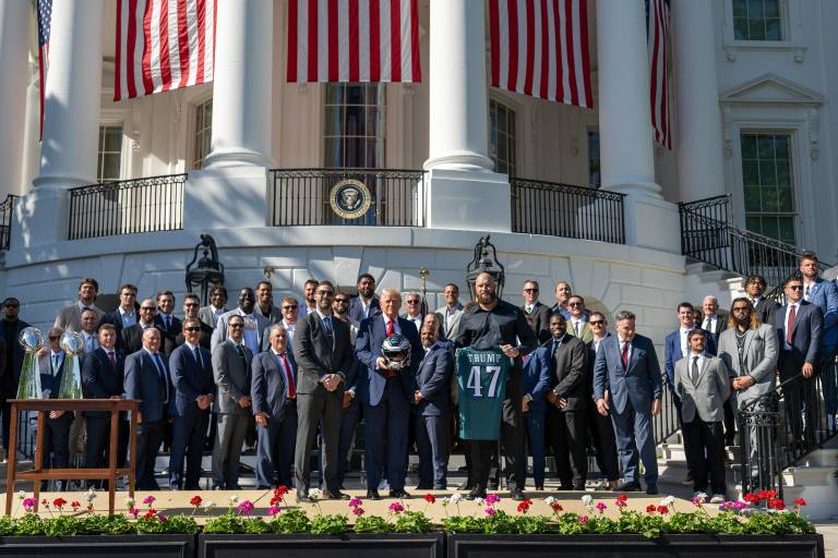 Donald Trump recibe en la Casa Blanca a los Eagles, campeones del Super Bowl