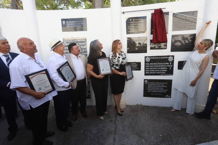 Reconocen trayectoria de cinco docentes en Mazatlán en este Día del Maestro