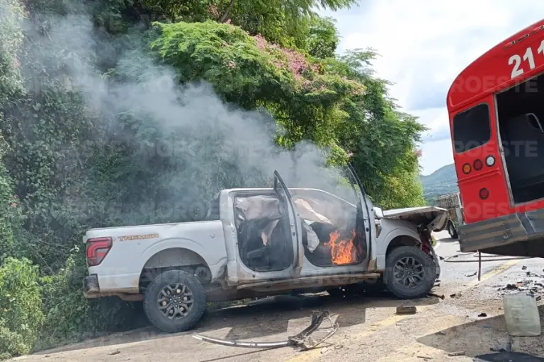 El choque entre un camión de pasajeros y una camioneta en la carretera Mazatlán-Concordia dejó varios heridos y daños materiales.