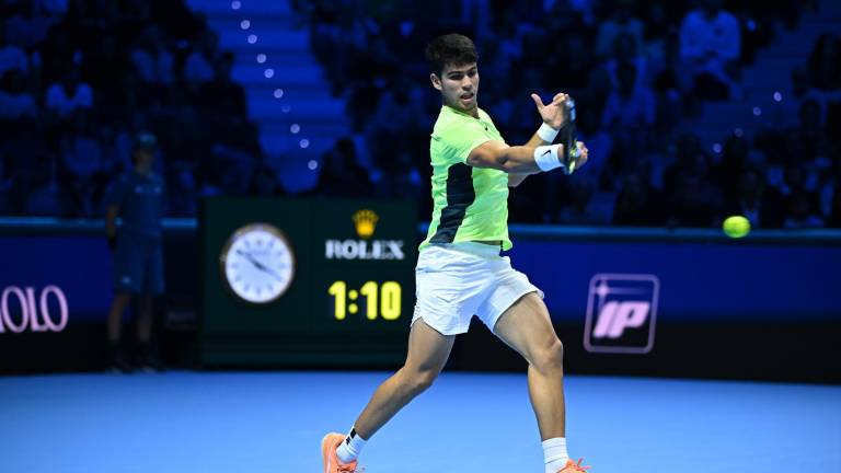 Carlos Alcaraz avanza a semifinales tras vencer a Daniil Medvedev.