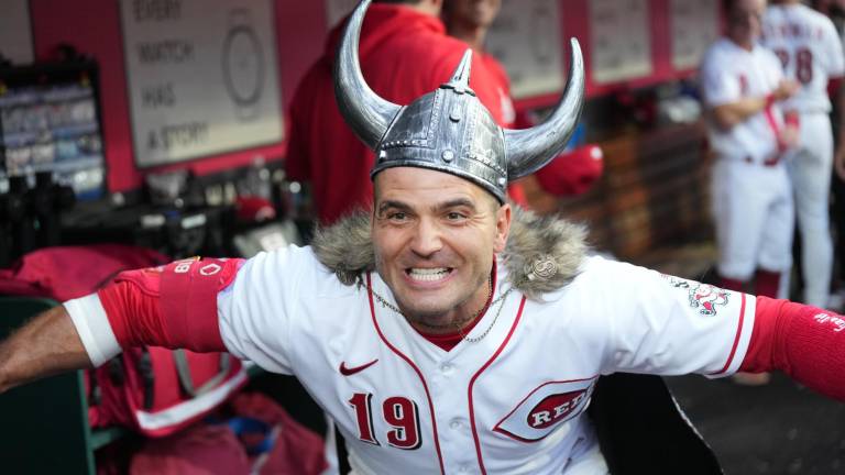 Joey Votto regresó tras 10 meses de ausencia por una operación y lo hizo con cuadrangular y sencillo remolcador.