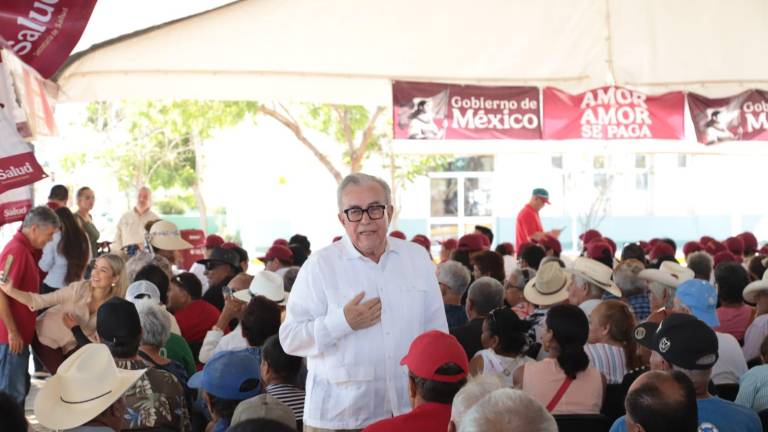 Rubén Rocha Moya saludó a algunos asistentes al evento al exterior del Hospital General de Mazatlán.