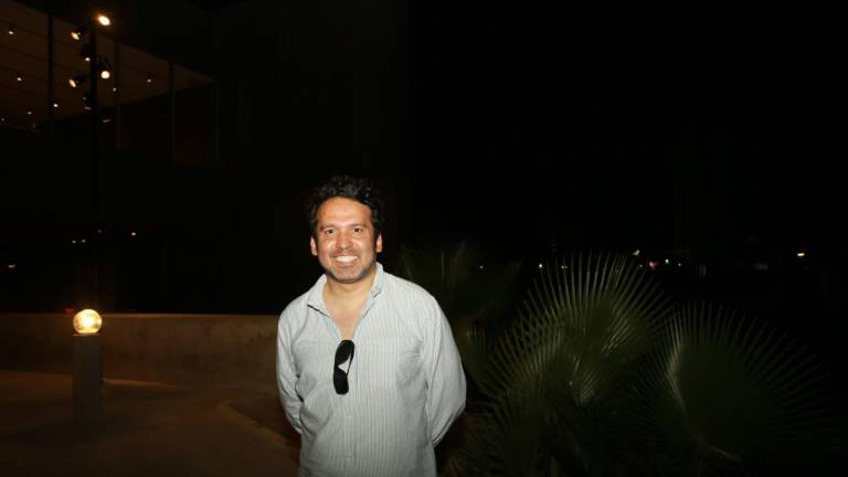 El director de arte mazatleco Ocean Rodríguez se mostró contento de diseñar el nuevo proyecto de Televisa que inicia este domingo 4 de junio por el Canal de Las Estrellas.