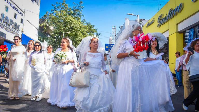 Decenas de mujeres recorrieron vestidas de novia las calles del Centro de Culiacán.