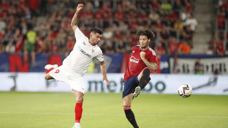 Jesús “Tecatito” Corona (izq.) jugó 63 minutos por el Sevilla.