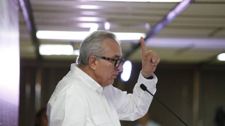 El Gobernador de Sinaloa Rubén Rocha Moya explica el proyecto para que Mazatlán sea el puerto donde se pueda abordar cruceros turísticos.