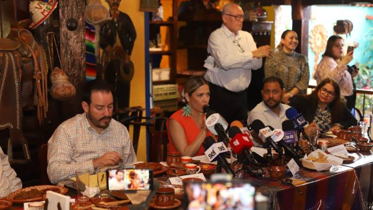 Autoridades estuvieron en el Pueblo Señorial El Quelite, en donde inauguraron un mural.