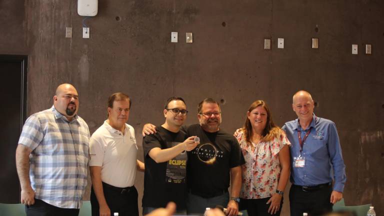 David Esquivel, presidente de la Sociedad Astronómica Mazatleca, muestra la roca lunar que recibió.