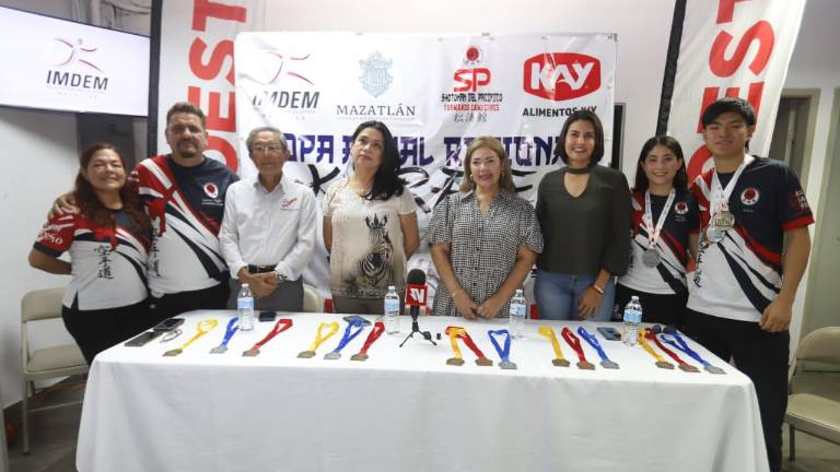 Alma Rosa Bautista, Jesús Moreno, Tsutomu Yoshii, Guillermina García, Elizabeth Peraza, Fabiola Verde, Idalia Nieto e Hiroto Yoshii encabezaron la presentación de la Copa.