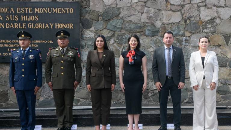 Autoridades estatales y militares montan la guardia de honor.