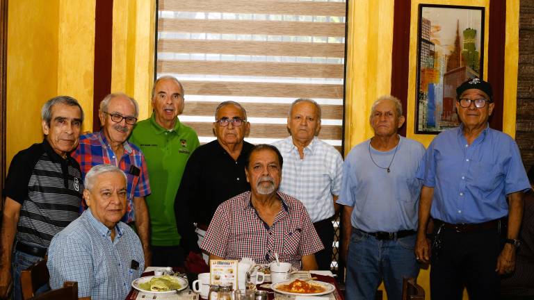 Alumnos de la generación 1962 se reúnen en un grato de desayuno.