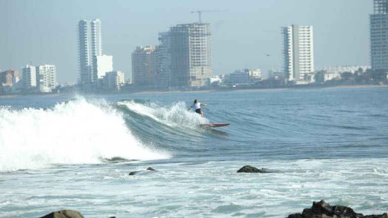Los participantes sortean las olas y los diferentes heats.