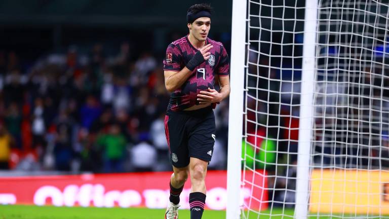 Raúl Jiménez celebra su anotación desde los once pasos.