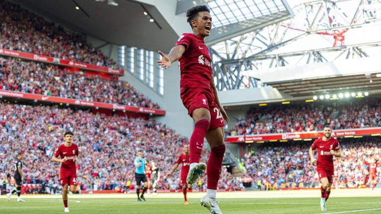 Fabio Carvalho festeja su primer gol con el Liverpool.