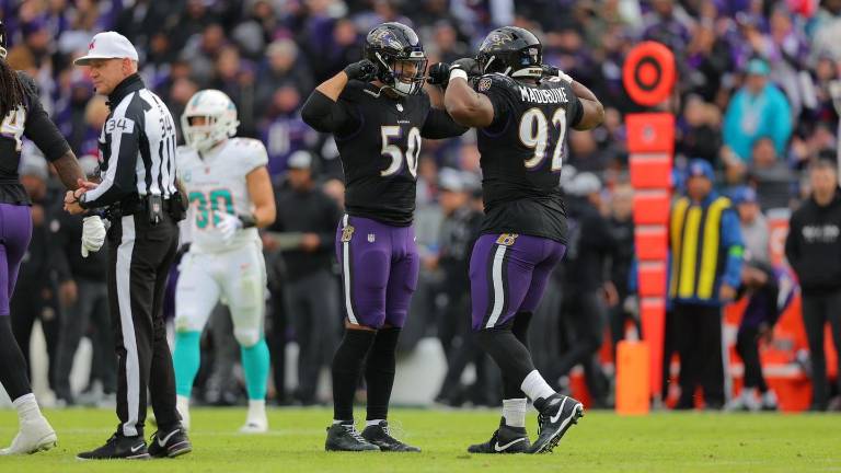 Los Ravens apalearon a los Dolphins y se coronaron como los número 1 de la Conferencia Americana.