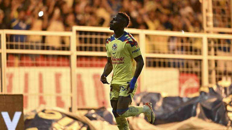 Julián Quiñones festeja su gol.