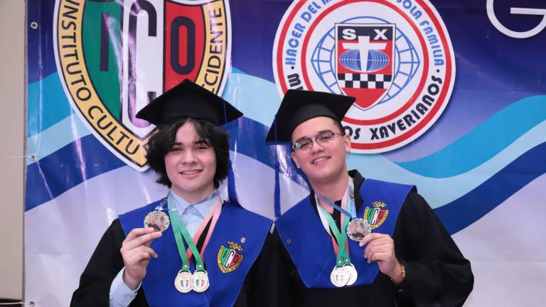 Los alumnos Alvin Enrique Sarmiento y Abelardo Sánchez MejíaLizárraga, obtuvieron la medalla San Guido Maria Conforti al ser los mejores promedios de la Generación 70.