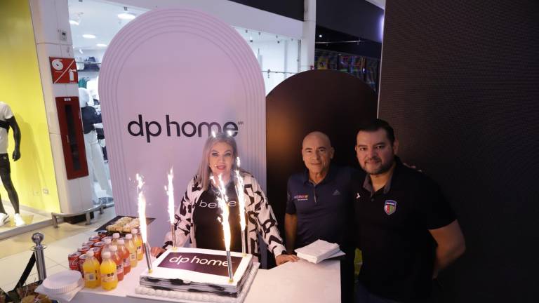 Óscar Sánchez Osuna, Emanuel Bernal y Petry García fueron los encargados de partir el pastel de aniversario.