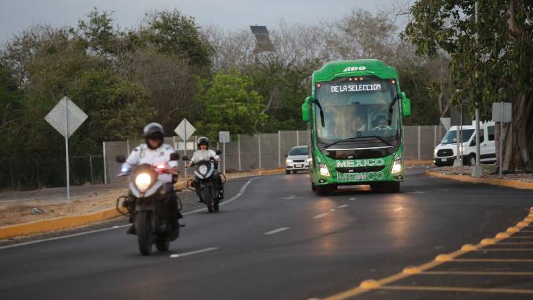 Sin dejarse ver, los jugadores de la selección mexicana llegaron a Mazatlán.