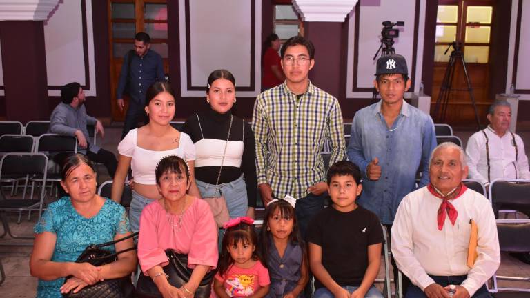 El galardonado estuvo acompañado por esposa Margarita Amarillas, hijos y nietos.
