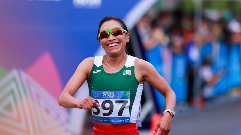 Margarita Hernández llega feliz a la meta por su segundo lugar.