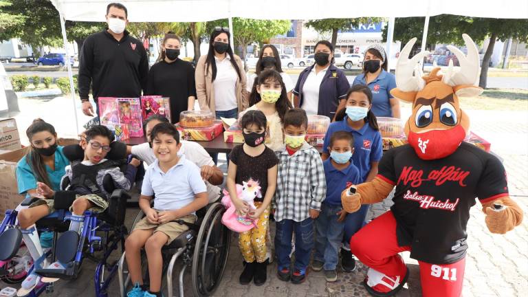 Venados de Mazatlán y Aeternus Funerales entregan juguetes y roscas.