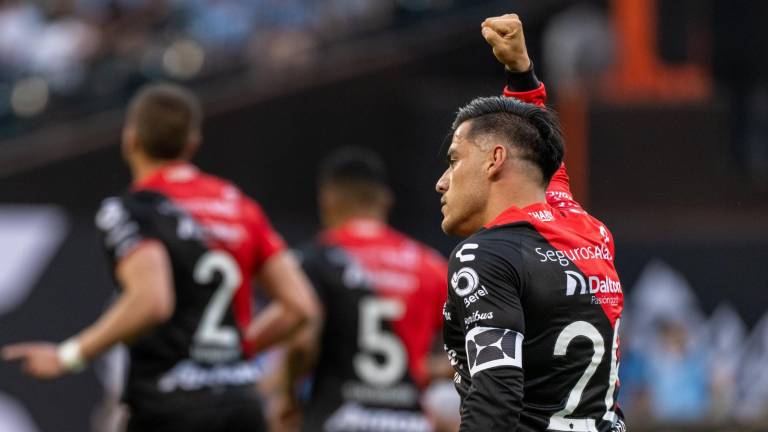 Aldo Rocha festeja su gol.