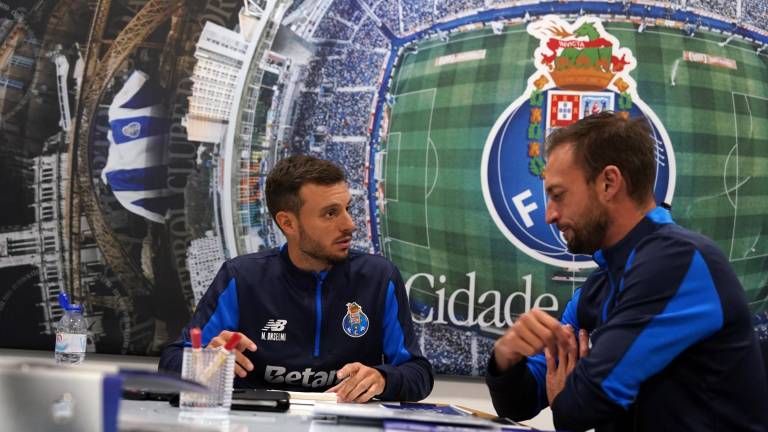 Martín Anselmi ya firmó y fue presentado como nuevo entrenador del Porto portugués.