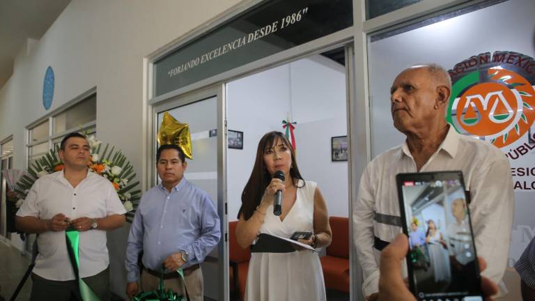 Autoridades cortaron el listón de inauguración.