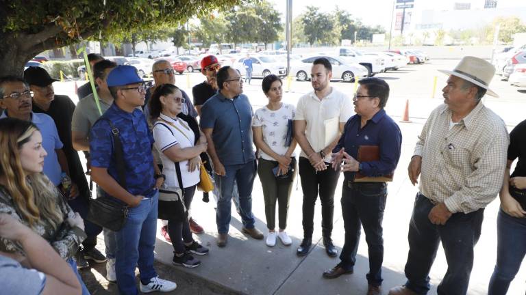 Clientes de Inverplux acudieron a la Fiscalía General del Estado en Culiacán para presentar una denuncia.