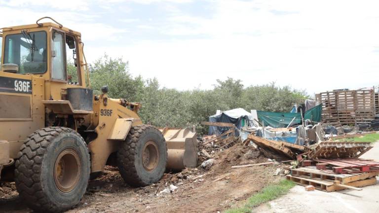 Autoridades desalojaron a familias que se habían asentado de manera irregular a un costado del Estero del Infiernillo.