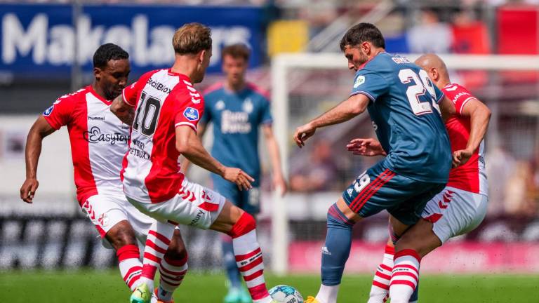 Santiago Giménez se va en blanco ante el Emmen.