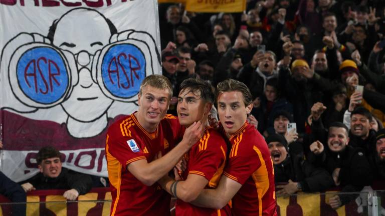 Paulo Dybala (centro) fue la gran figura en el triunfo de la Roma.
