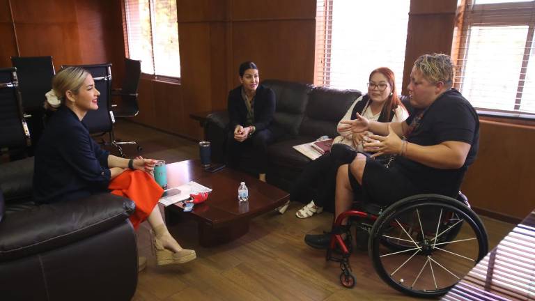 Rosa María Guerrero (derecha), quien se prepara para el mundial que se disputará en la India, se reunió con la Alcaldesa Estrella Palacios.