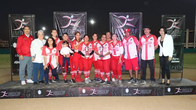 Uno de los equipos que fue premiado en la Liga Imdem de Softbol.