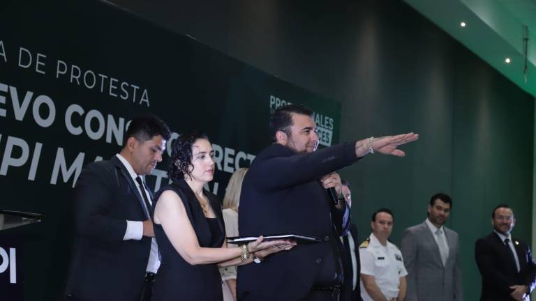 Luciano Carrasco Altamirano rinde protesta como nuevo presidente de AMPI en Mazatlán.