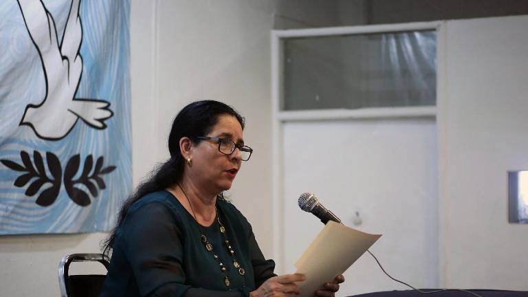 Dina Beltrán López participa en las charlas sobre poetas mexicanos que organizó el Isic durante una semana cultural.