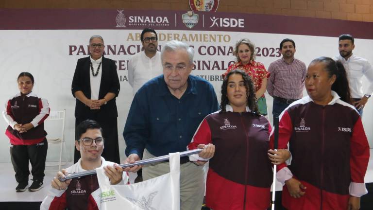 El Gobernador Rubén Rocha Moya encabeza la ceremonia de abanderamiento.
