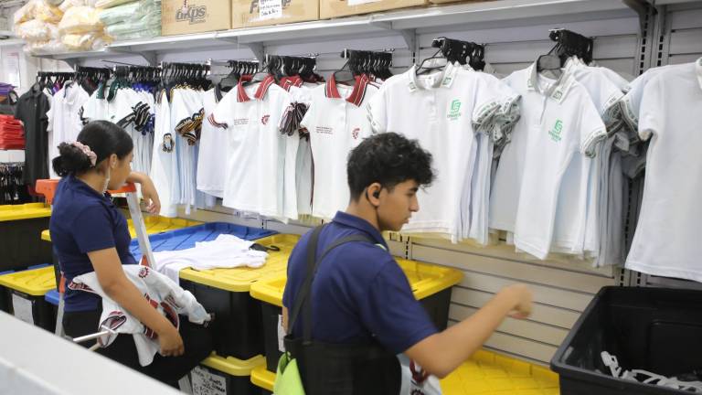 En centros de canje, la entrega de uniformes escolares se desarrolló sin filas largas ni contratiempos.