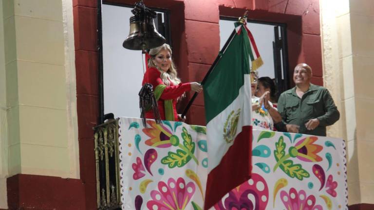 La Alcaldesa Claudia Valdez tocó la campana luego de ondear la bandera.