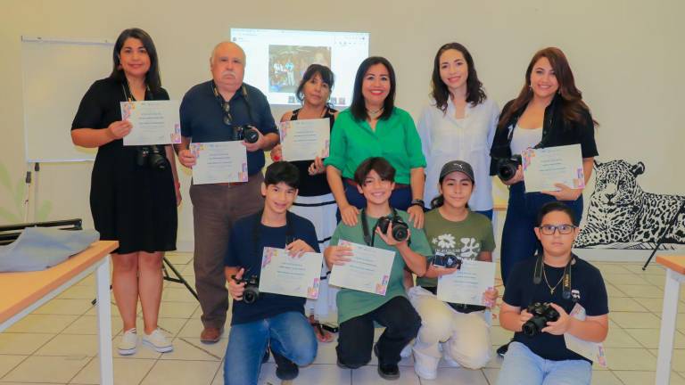 Los alumnos que culminaron el taller de fotografía.