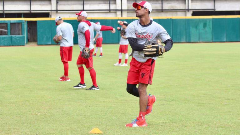 Randy Romero ya se acondiciona en el terreno de juego del Teodoro Mariscal.