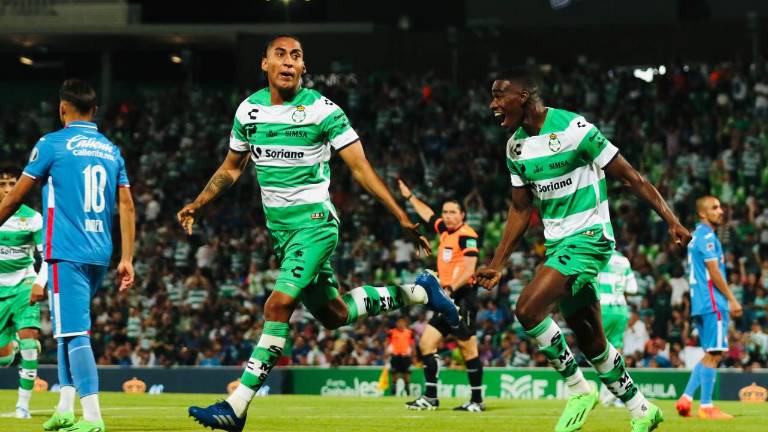 Santos Laguna exhibe al Cruz Azul.