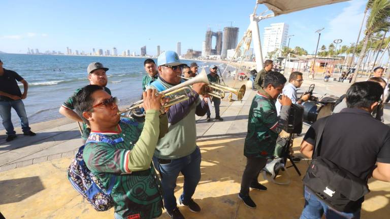 A ritmo de banda en Playa Norte, los músicos recibieron apoyos económicos por 2 mil 500 pesos ante la falta de trabajo en Mazatlán.